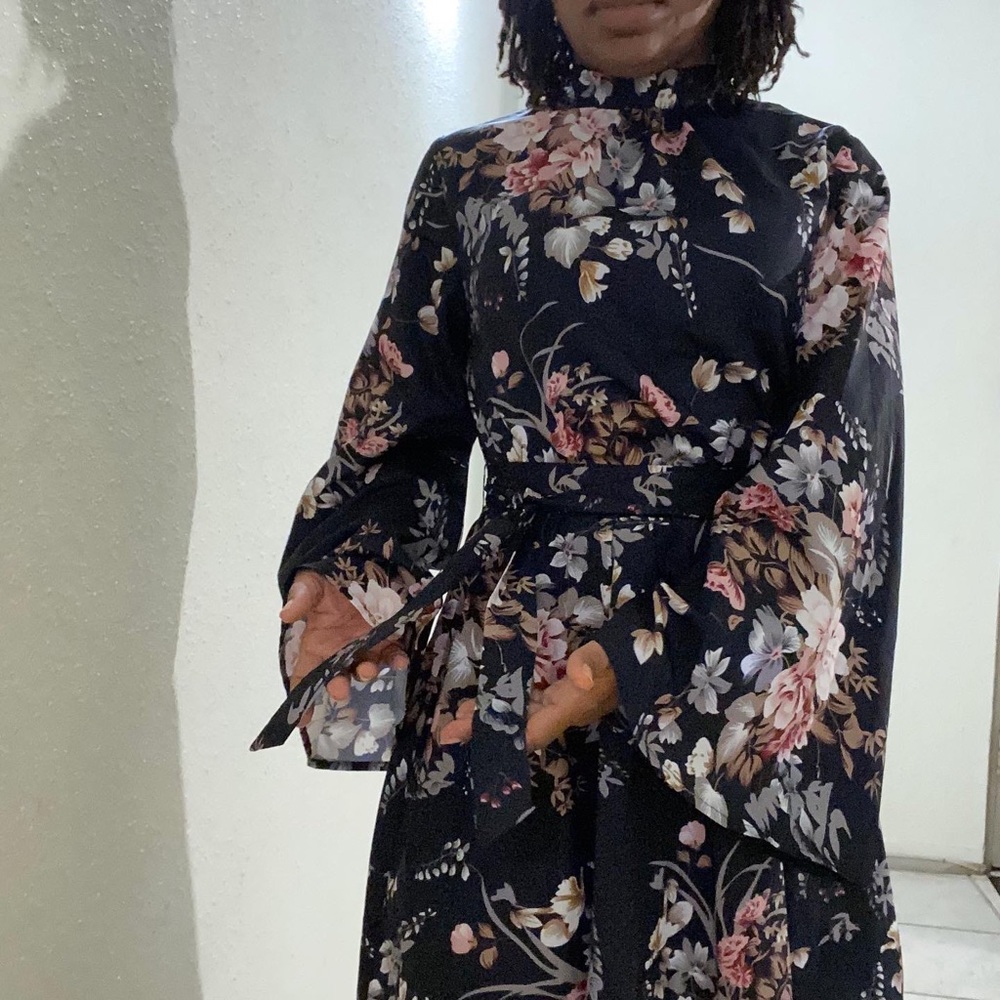 Backless floral mini dress with long bell sleeves - Picture 3 of 7